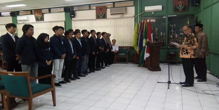 Rektor UIN Bandung Mahmud, melantik 19 anggota Senat Mahasiswa Universitas (Sema-U) periode 2017-2018. Acara ini berlangsung di Aula Rektorat Al Jami'ah Jumat (02/06/2017). (Lisna/Jurnalposmedia)