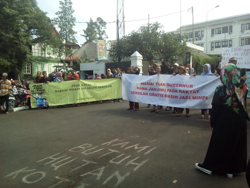 Aliansi Masyarakat Bersatu mengadakan aksi di depan gedung DPRD Jawa Barat, Rabu (21/06/2017). Massa aksi terdiri dari orang tua murid yang berasal dari kota Bandung, Kabupaten Bandung, Kabupaten Bandung Barat, dan Cimahi, yang merasa dirugikan dengan adanya sistem afirmasi dalam penerimaan peserta didik baru. (Jurnalposmedia/ Zantina Isaura Kirana)
