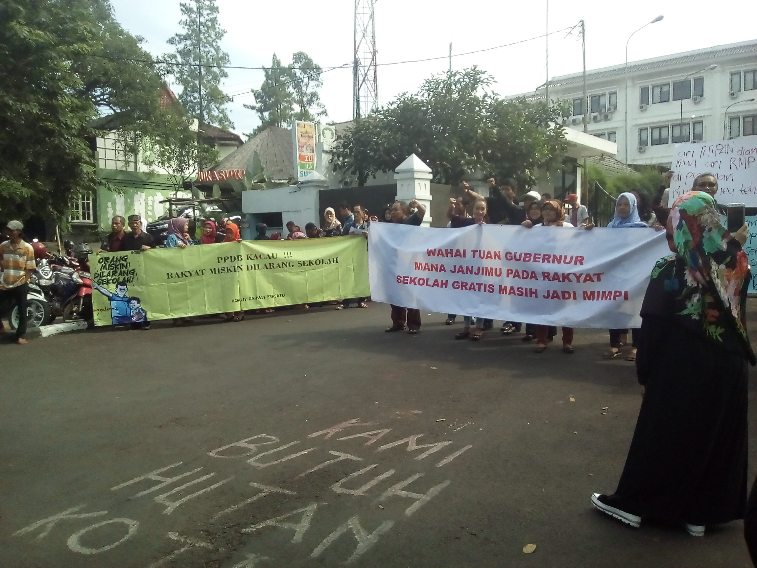Aliansi Masyarakat Bersatu mengadakan aksi di depan gedung DPRD Jawa Barat, Rabu (21/06/2017). Massa aksi terdiri dari orang tua murid yang berasal dari kota Bandung, Kabupaten Bandung, Kabupaten Bandung Barat, dan Cimahi, yang merasa dirugikan dengan adanya sistem afirmasi dalam penerimaan peserta didik baru. (Jurnalposmedia/ Zantina Isaura Kirana)