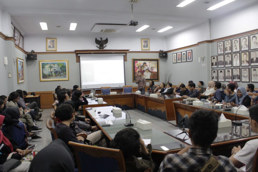 Sejumlah anggota Pers mengikuti sosialisasi dan diskusi peliputan investigasi di Kantor Redaksi Pikiran Rakyat, Jalan Asia Afrika, Kota Bandung, Selasa (20/6/2017). Selain di Bandung, kegiatan yang diisi oleh Tri Joko Her Riadi (Wartawan Pikiran Rakyat), Setri Yasra dan Rusman Paraqbueq (Redaktur Investigasi Tempo) dilakukan juga di Jakarta, Riau, Yogya, Makasar, Papua, Pontianak, Kupang dan Surabaya. (Jurnalposmedia/ Teten Handani)