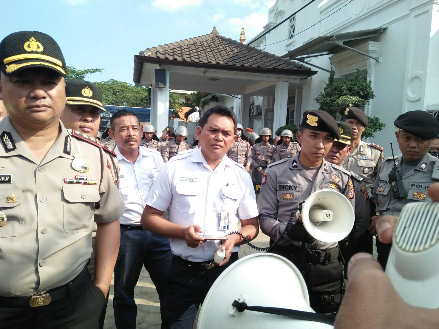 Pihak dari PT KAI Daop 2 Bandung, Yudi saat menemui masa aksi, yang dikawal oleh petugas kepolisian, Jalan Kebon Jeruk, Bandung, Rabu (26/07/17). (Jurnalposmedia/ Zaira Farah Diba)