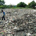 Dinas Lingkungan Hidup dan Kebersihan (DLHK) mulai membersihkan 'lautan sampah' di Kelurahan Cibangkong, Batununggal, Kota Bandung, Kamis (6/7). Kebiasaan masyarakat membuang sampah di tempat ini sudah sejak 10 tahun silam. (Jurnalposmedia/Zaira Farah Diba).