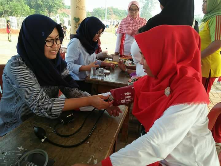 Sejumlah warga melakukan pemeriksaan gratis yang diadakan Rumpun Kesehatan Karawang. Kegiatan tersebut berlangsung di Tugu Bojong Rengasdengklok, Minggu (12/08/2017). (Kontributor/ Kokom)