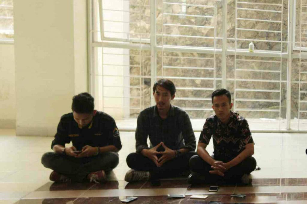 Perwakilan dari pihak mahasiswa yang tergabung dalam kepanitian PBAK 2017 sedang memaparkan mengenai pelaksanaan PBAK dalam Konperensi Pers, Rabu (23/08/2017). (Jurnalposmedia/ Teten Handani)