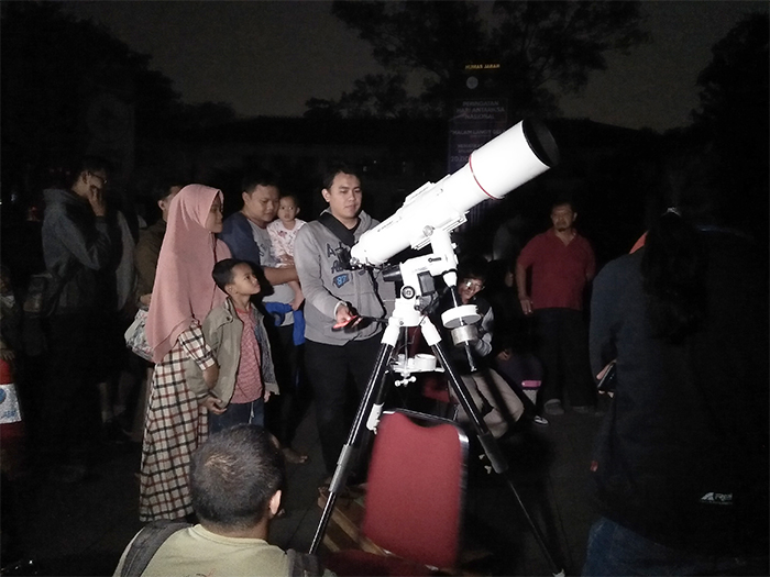 Para pengunjung yang ingin melihat Planet Saturnus melalui Teleskop dalam rangka menyambut Hari Antariksa Nasional. Acara tersebut berlangsung di Halaman Gedung Sate, Minggu (06/08/2017). (Jurnalposmedia/ Riyan Permana)