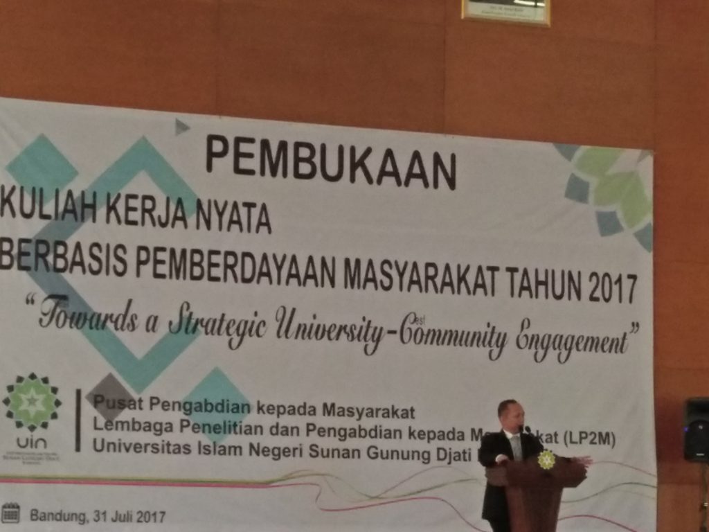 Rektor UIN Bandung, Mahmud, meresmikan Pembukaan Kuliah Kerja Nyata berbasis Pemberdayaan Masyarakat (KKN SISDAMAS) tahun 2017 UIN Bandung di Aula Anwar Musaddad, Senin (31/07/2017). (Dini Fitrianti/Jurnalposmedia)