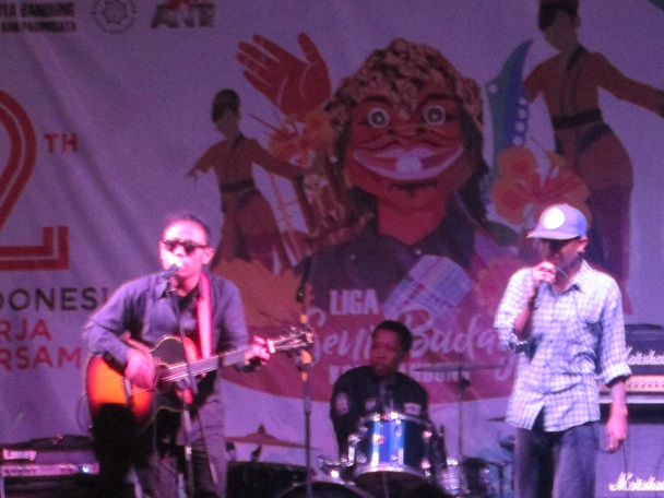 Salah satu band reggae tengah mengisi acara di Liga Seni Budaya, yang baru pertama kali diadakan tahun ini. Acara pembukanya dilaksanakan di Ujung Berung, mulai dari 19-20 Agustus 2017. (Anggi Muliawati/Jurnalposmedia)