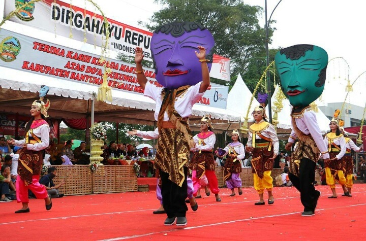 Salah satu kelompok peserta karnaval memakai “Topeng Kluthuk” unik dengan ukuran yang tidak biasa. Mereka juga memakai kostum dengan jarik batik yang menjadi kebanggaan masyarakat Banyumas dalam kegaiatan karnaval yang diselenggarakan, Minggu (20/088/2017). (Reta Amaliyah/Jurnalposmedia)