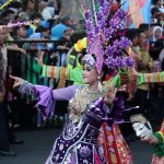 Peserta perwakilan DKI Jakarta tutur memeriahkan Karnaval Kemerdekaan Pesona Parahyangan di Jalan Merdeka Kota Bandung, Sabtu(26/08/2017). Karnaval tersebut dimeriahkan dengan parade budaya dari berbagai daerah se-Indonesia, serta melibatkan berbagai komunitas di Kota Bandung. (Pandu Muslim/Jurnalposmedia)