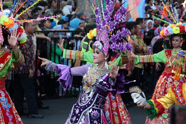 Peserta perwakilan DKI Jakarta tutur memeriahkan Karnaval Kemerdekaan Pesona Parahyangan di Jalan Merdeka Kota Bandung, Sabtu(26/08/2017). Karnaval tersebut dimeriahkan dengan parade budaya dari berbagai daerah se-Indonesia, serta melibatkan berbagai komunitas di Kota Bandung. (Pandu Muslim/Jurnalposmedia)