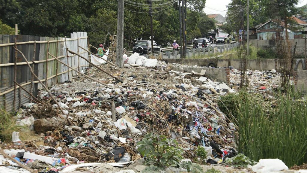 Tumpukan sampah di sekitar Jalan Cibodas Raya, Kelurahan Antapani, Kecamatan Antapani Tengah, Kota Bandung. Lahan kosong di sekitar jalan tersebut dijadikan sebagai Tempat Pembuangan Sampah (TPS) oleh pengguna jalan setempat, Kamis (14/09/2017). (Jurnalposmedia/ Riyan Permana)