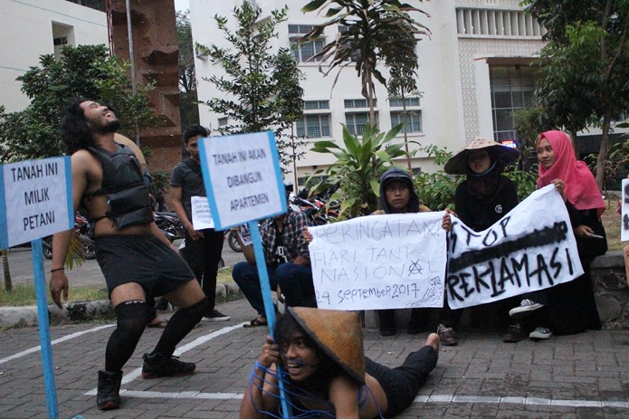 Sejumlah Mahasiswa UIN Bandung melakukan aksi teatrikal di depan Gedung Anwar Musaddad, Senin (25/09/2017). Aksi tersebut menggambarkan bagaimana korporasi menindas para petani dalam rangka memperingati Hari Tani Nasional. (Jurnalposmedia.com/ Riyan Permana)