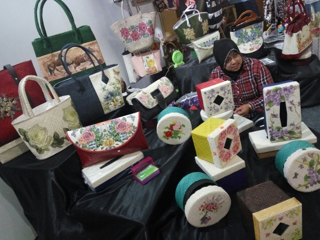 Beberapa produk unggulan di acara Bandung Great Sale di salah satu Mall besar di Bandung, Istana Plaza. Acara tersebut diselenggarakan dalam rangka memperingati HUT Kota Bandung ke-207, Kamis (14/09/17). (Jurnalposmedia/ Anggi Muliawati)