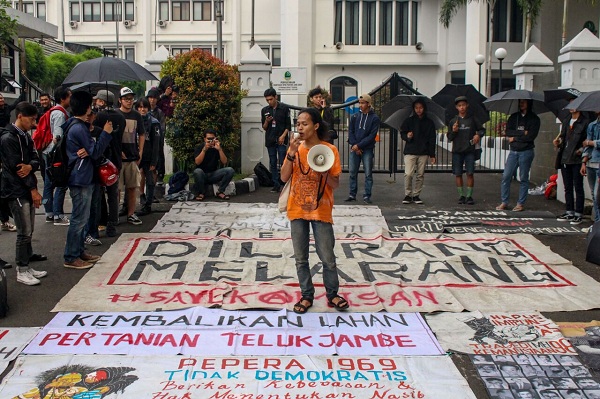 Salah seorang orator pada Aksi Kamisan Bandung ke 206 tengah menyampaikan upaya Memperjuangkan Hak Asasi Manusia di depan Gedung DPRD Provinsi Jawa Barat, Kamis (21/09/2017). (Reta Amaliyah/Jurnalposmedia)