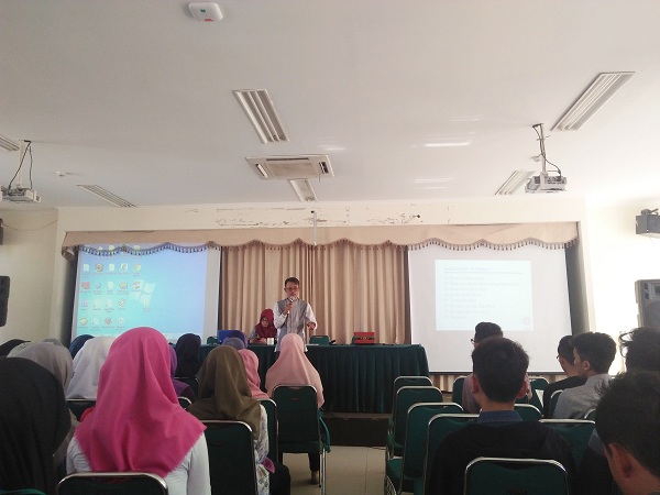 Ketua Simdak Bandung Fakultas Dakwah dan Komunikasi UIN, Dede Lukman, menyampaikan sistem KRS online kepada mahasiswa baru di Aula Fakultas Dakwah dan Komunikasi, Selasa (05/09/2017). Informasi yang disampaikan dalam kegiatan ini mulai dari cara mengakakses website, tata cara pengisian data diri mahasiswa dan simulasi pengisian KRS. (Riyan Permana/Jurnalposmedia)