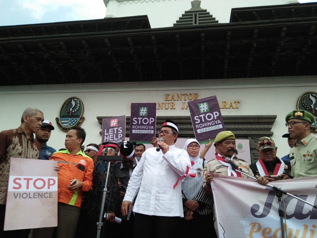 Gubernur Jawa Barat, Ahmad Heryawan, sedang melakukan orasi dalam aksi “Jabar Peduli Rohingya” di Gedung Sate, Jalan Ponegoro, Kota Bandung, Jumat (8/9/2017). (Jurnalposmedia/ Dini Fitrianti)