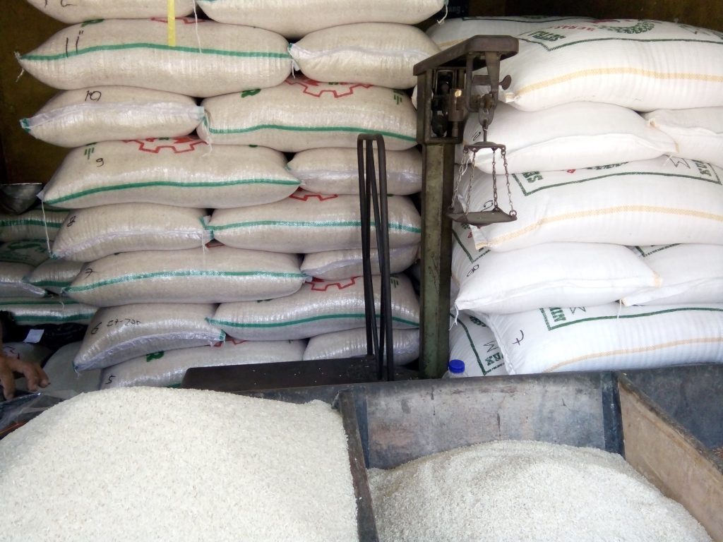 Stok beras di salah satu kios Pasar Ujung Berung, Kota Bandung. Memasuki musim kemarau beras mengalami kenaikan harga akibat gagal panen di beberapa daerah penghasil beras, Selasa (12/09/2017). (Jurnalposmedia/ Neng Nurjanah)