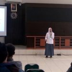 Salah satu peserta dari SMAN 1 Garut, Fitria Hikma mempresentasikan hasil penelitiannya di Olimpiade Fisika se-Jawa Barat dan Banten yang berlangsung di Aula Fakultas Sains dan Teknologi, Sabtu (23/09/2017). (Anggi Muliawati/Jurnalposmedia)