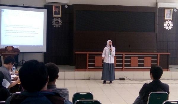 Salah satu peserta dari SMAN 1 Garut, Fitria Hikma mempresentasikan hasil penelitiannya di Olimpiade Fisika se-Jawa Barat dan Banten yang berlangsung di Aula Fakultas Sains dan Teknologi, Sabtu (23/09/2017). (Anggi Muliawati/Jurnalposmedia)