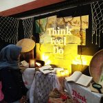Salah satu pengunjung sedang melihat salah satu karya dari proyek DKV Itenas. Pameran ini diselenggarakan di Gedung Pusat Pengembangan Kebudayaan (PPK) Jl. Naripan no. 9 Bandung, Jumat (22/09/2017). (Riyan Permana/Jurnalposmedia)
