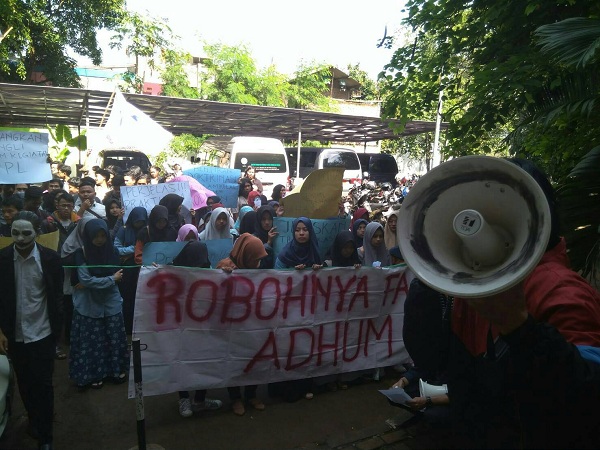 Mahasiswa Bahasa dan Sastra Arab, Fakultas Adab dan humaniora UIN Bandung menggelar aksi Memperingati Robohnya Fakultas Adab dan humaniora. Aksi yang diikuti ini oleh mahasiswa BSA semester satu hingga tujuh, Jumat (20/10/2017). (Syawal Febrian/Jurnalposmedia)