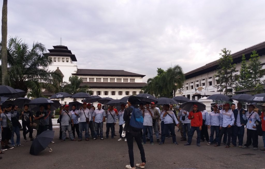 Sejumlah peserta dalam aksi kamisan di depan Gedung DPRD Provinsi Jawa Barat, Kota Bandung, Kamis (12/10/2017). Aksi kali ini mengangkat tentang topik Awak Mobil Tangki (AMT) dengan permasalahan dalam hal keuangan. (Jurnalposmedia/ Agnes Agatha)