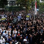 Sejumlah bobotoh berunjuk rasa di halaman depan Graha Persib, Jalan Sulajana, Kota Bandung, Selasa (17/10/2017). Aksi tersebut dilakukan dengan tujuan agar pihak manajemen klub memberikan pertanggungjawaban mengenai merosotnya performa Persib saat ini. (Rico Bagus/Jurnalposmedia)