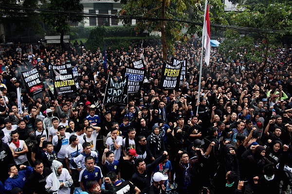 Sejumlah bobotoh berunjuk rasa di halaman depan Graha Persib, Jalan Sulajana, Kota Bandung, Selasa (17/10/2017). Aksi tersebut dilakukan dengan tujuan agar pihak manajemen klub memberikan pertanggungjawaban mengenai merosotnya performa Persib saat ini. (Rico Bagus/Jurnalposmedia)