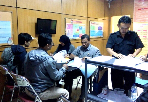 Sejumlah warga mendaftar untuk menjadi panitia di kecamatannya masing-masing. Persiapan ini dilakukan untuk memilih Wali Kota Bandung dan Gubernur Jawa Barat pada Pemilihan Kepala Daerah (Pilkada) 2018 yang akan dilaksanakan secara serentak 27 Juni 2018, Senin (16/10/2017). (Anggi Muliawati/Jurnalposmedia)