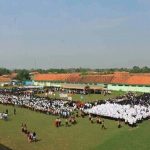 Ribuan santri berkumpul di lapang sepak bola Pondok Pesantren Babakan Caringin, Kabupaten Cirebon, Minggu (22/10/2017). Acara "Apel Akbar 10.000 Santri Nusantara" ini merupakan puncak acara Hari Santri Nasional. (Istimewa/ Kontributor)