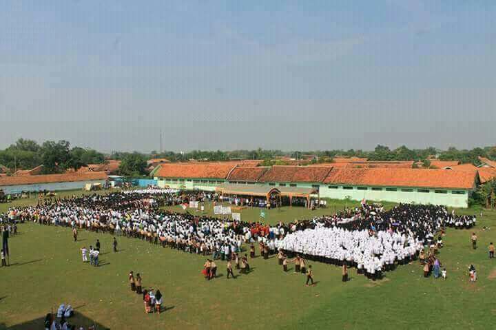 Ribuan santri berkumpul di lapang sepak bola Pondok Pesantren Babakan Caringin, Kabupaten Cirebon, Minggu (22/10/2017). Acara "Apel Akbar 10.000 Santri Nusantara" ini merupakan puncak acara Hari Santri Nasional. (Istimewa/ Kontributor)