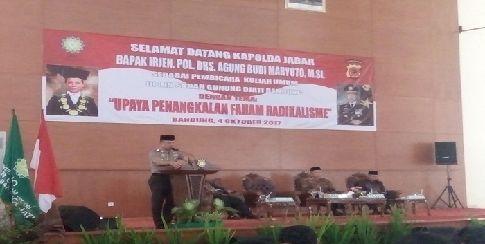 Kapolda Jabar, Agung Budi Maryoto menyampaikan materi dalam kuliah umum yang bertemakan ‘Upaya Penangkalan Paham Radikalisme'. Acara ini diselenggarakan di Aula Anwar Musaddad UIN Bandung, Rabu (04/10/2017). (Lisna/Jurnalposmedia)