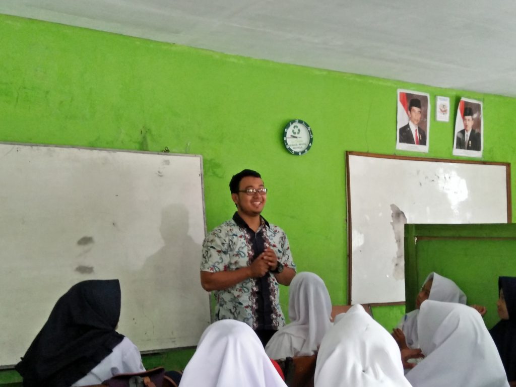 Pendiri sekaligus Kepala Sekolah Rakyat Cicalengka Agus Akmaludin sedang mengajar mata pelajaran Bahasa Indonesia. Selasa (10/10/2017). (Jurnalposmedia/Dini Fitrianti)