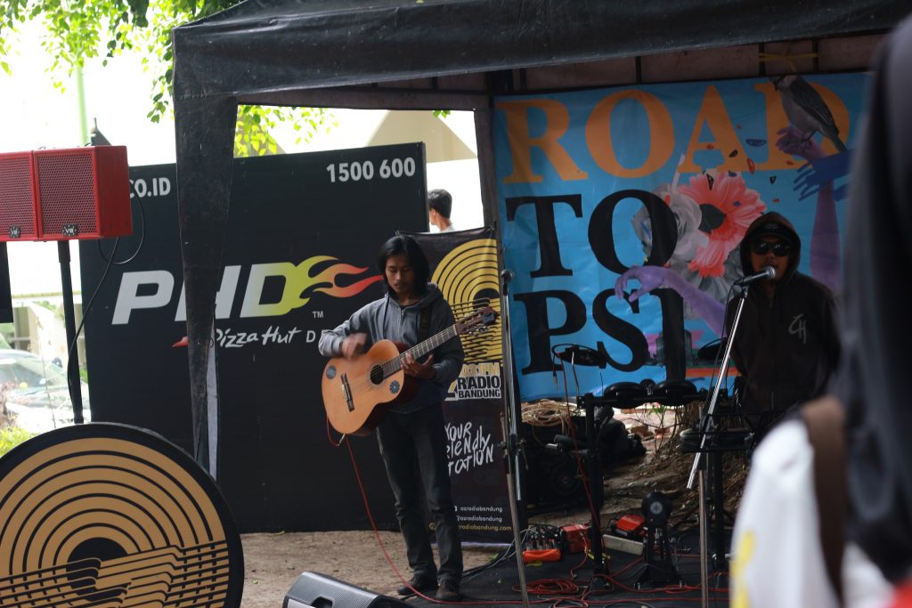 Unit Kegiatan Jurusan (UKJ) Jurnalistik Teater Pena turut memeriahkan Road to PSJ. Kegiatan tersebut berlangsung Di bawah Pohon Rindang (DPR) UIN Bandung, Kamis (12/10/2017). (Jurnalposmedia/ Juna)