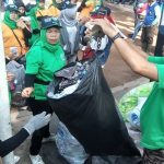 Panitia Komunitas Wallagri menimbang sampah yang dikumpulkan dari berbagai komunitas dan beberapa kelompok masyarakat lainnya pada kegiatan Clean Up Jabar Day, yang berlangsung di Alun-Alun Ujungberung, Minggu (08/10/2017). (Lisna/Jurnalposmedia)