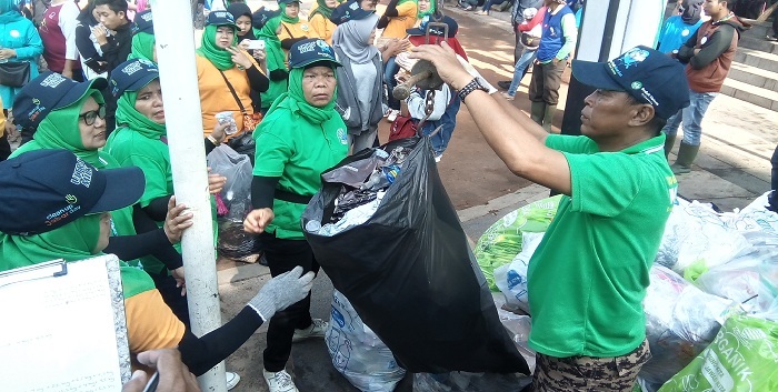Panitia Komunitas Wallagri menimbang sampah yang dikumpulkan dari berbagai komunitas dan beberapa kelompok masyarakat lainnya pada kegiatan Clean Up Jabar Day, yang berlangsung di Alun-Alun Ujungberung, Minggu (08/10/2017). (Lisna/Jurnalposmedia)