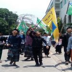 Pergerakan Mahasiswa Islam Indonesia (PMII) UIN Bandung cabang Kabupaten Bandung menggelar aksi long march sebagai bentuk memperingati Hari Santri Nasional. Aksi tersebut berlangsung mulai dari di Bawah Pohon Rindang (DPR) dan berakhir di Halaman Mesjid Iqomah UIN Bandung, Senin (23/10/2017). (Jurnalposmedia/ Lisna)