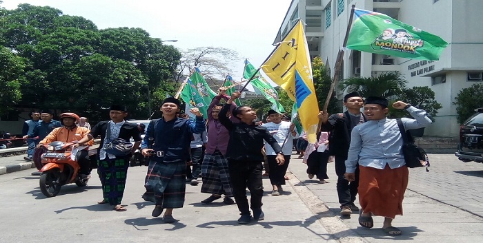 Pergerakan Mahasiswa Islam Indonesia (PMII) UIN Bandung cabang Kabupaten Bandung menggelar aksi long march sebagai bentuk memperingati Hari Santri Nasional. Aksi tersebut berlangsung mulai dari di Bawah Pohon Rindang (DPR) dan berakhir di Halaman Mesjid Iqomah UIN Bandung, Senin (23/10/2017). (Jurnalposmedia/ Lisna)