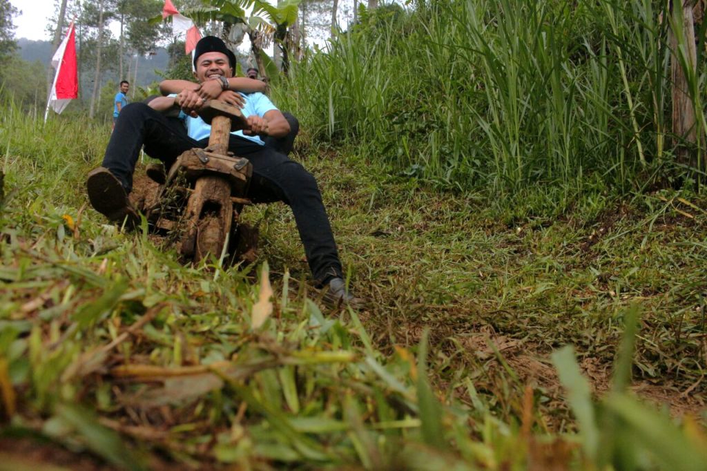 Warga bermain Roda Kadaplak di Kampung Batuloceng, Desa Suntenjaya, Kecamatan Lembang, Kabupaten Bandung Barat, Sabtu (28/10/2017). Permainan Roda Kadaplak ini merupakan kegiatan untuk meningkatkan semangat kesatuan pemuda dalam melestarikan kearifan lokal, pada peringatan hari Sumpah Pemuda. (PHOTO'S SPEAK/Thoudy Badai)