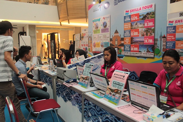 Sejumlah pengunjung berkonsultasi kepada karyawan di salah satu stand travel dalam acara ASITA West Java Travel di 23 Paskal Mall, Jalan Pasir Kaliki Bandung, Minggu (15/10/2017). (Anggi Muliawati/Jurnalposmedia)