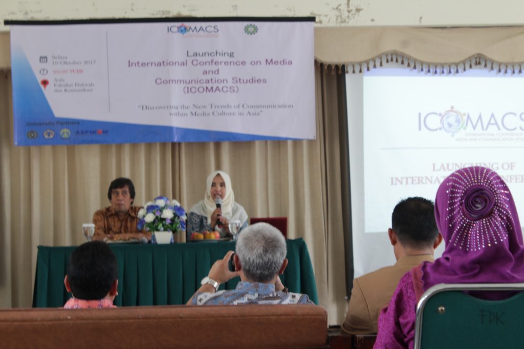 Staf Dosen Fakultas Dakwah dan Komunikasi UIN SGD Bandung membuka acara Internasional Conference on Media and Communication Studies (ICOMACS) di Aula Fakultas Dakwah dan Komunikasi, Selasa (10/10/2017). ICOMACS merupakan ajang sosialisasi bagi staf dosen bahwa Fakultas Dakwah dan Komunikasi siap menjajarkan diri tahun 2025 ditingkat Asean dan Internasional. (Jurnalposmedia/Teten Handani)