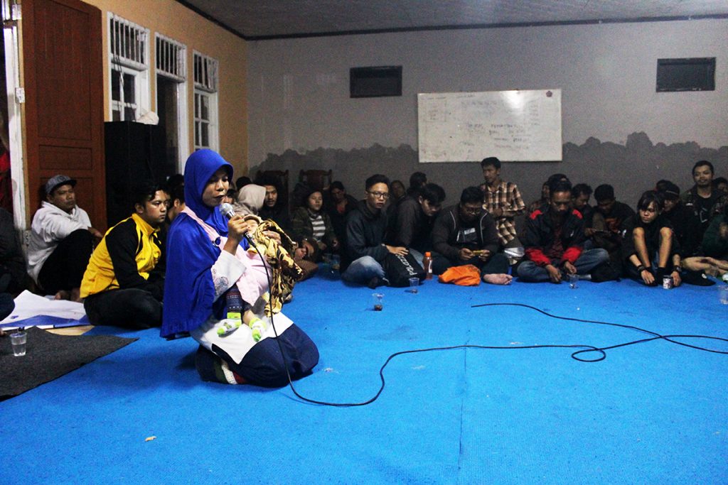 Sejumlah warga dan mahasiswa turut hadir dalam kegiatan konsolidasi di Kantor RW O2, Kampung Dago Elos, Kecamatan Coblong, Kota Bandung, Minggu (22/10/2017). (Jurnalposmedia/ Ridha Achmad)