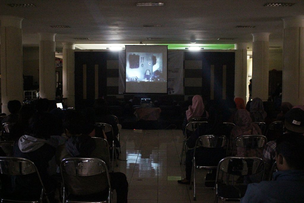 Suasana penayangan film G30S/PKI yang dihadiri mahasiswa dan umum di Gedung Geugeut-Winda, Kampus UPI, Kamis (12/10/2017). Kegiatan tersebut bertujuan untuk mengenal peristiwa 1965 dari berbagai sudut pandang. (Jurnalpos / Rico Bagus)