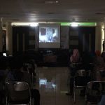 Suasana penayangan film G30S/PKI yang dihadiri mahasiswa dan umum di Gedung Geugeut-Winda, Kampus UPI, Kamis (12/10/2017). Kegiatan tersebut bertujuan untuk mengenal peristiwa 1965 dari berbagai sudut pandang. (Jurnalpos / Rico Bagus)