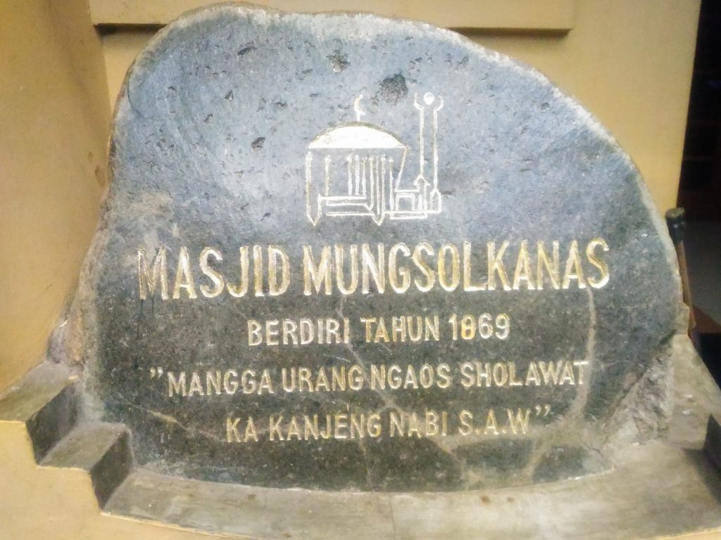 Mesjid Mungsolkanas terletak di Jalan Cihampelas, Gang Wiranataatmadja, Kelurahan Cipaganti, Kecamatan Coblong Kota Bandung. Mesjid ini berusia 148 Tahun yang dibangung oleh Lantenas pada Tahun 1869. (Jurnalposmedia/ Dian Aisyah)
