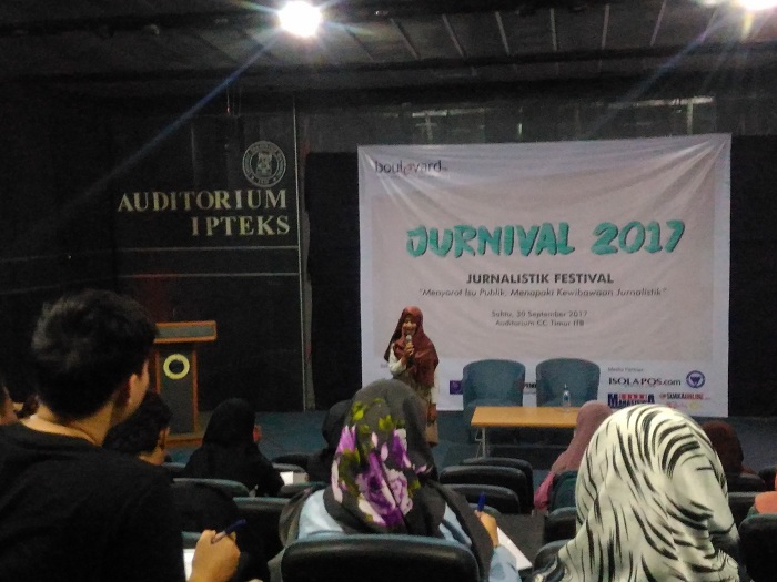 Desainer Grafis, Kartini F Astusi sedang mengisi materi di Acara Jurnalistik Festival 2017. Kartini memberikan pelatihan desain dan fotografi secara umum yang dibutuhkan oleh media, Sabtu (30/10/2017). (Dian Aisyah/Jurnalposmedia)