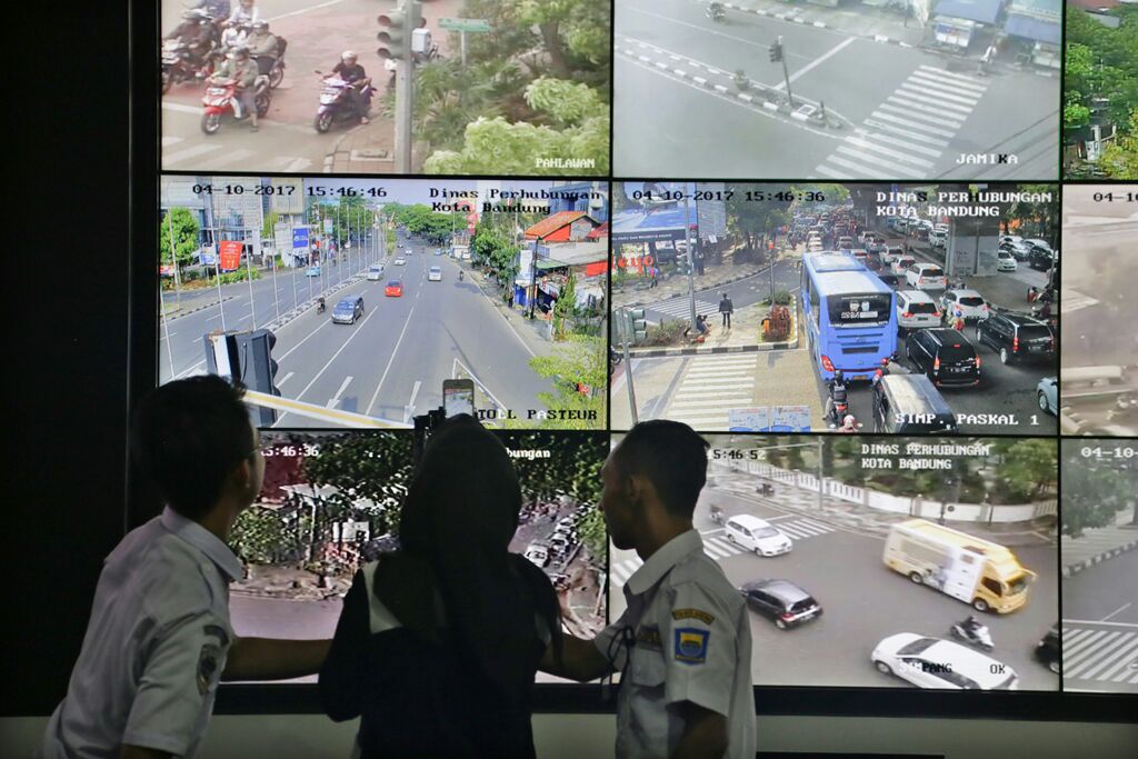 Sejumlah pekerja Dinas Perhubungan (Dishub) Kota Bandung melakukan siaran langsung di salah satu akun Area Traffic Control System (ATCS) di Balai Kota Bandung, Jalan Wasnukencana, Kota Bandung, Rabu (04/10/2017). Kegiatan yang dilakukan pada pagi dan sore ini bertujuan untuk lebih mendekatkan kepada masyarakat dan memberikan informasi secara langsung. (Photospeak/ Fakih)