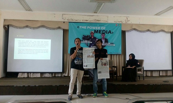 Seorang pemateri dari Koran Sindo, Djuli Pamungkas memaparkan materi tentang Foto Jurnalistik kepada peserta seminar ‘The Power of Media’ yang berlangsung di Aula Fakultas Dakwah dan Komunikasi UIN Bandung. Rabu (15/11/2017). (Cikal Bintang/Jurnalposmedia)