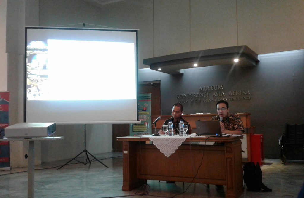 Kepala Museum Konferensi Asia Afrika Meinarti Fauzie (kanan), tengah memaparkan materi dalam diskusi Bali Democracy Forum. Kegiatan ini berlangsung di ruang utama Museum KAA, Jumat (03/10/2017). (Syfa Qulbi/Jurnalposmedia)