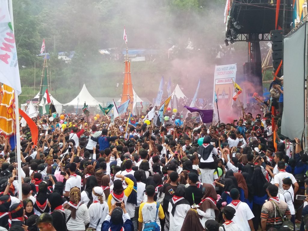 Peserta pramuka Raimuna siang tadi melakukan kegiatan Colour Run di Lapangan Bumi Perkemahan, Kiarapayung, Jatinangor, Jum’at (10/11/2017). Kegiatan yang diadakan setiap lima tahun sekali ini diikuti oleh 12 ribu peserta pramuka yang ada di daerah Jawa Barat. (Jurnalposmedia/ Agnes Agatha)